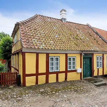 Idyllisk, Historisk Ved Fjorden I Mariager